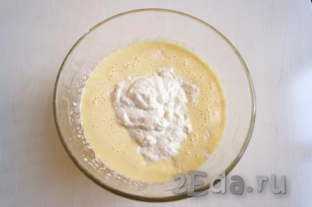 В желтково-сахарную смесь выложить подготовленную манку и разрыхлитель.