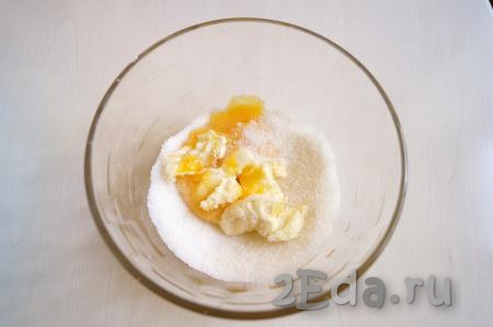 К желткам добавить сахар, сливочное масло, ванильный сахар.