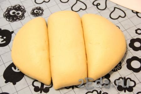 Обмять тесто, замешанное в хлебопечке или вручную, и дать подняться второй раз. Ещё раз обмять готовое тесто и  разделить его на 3 части.
