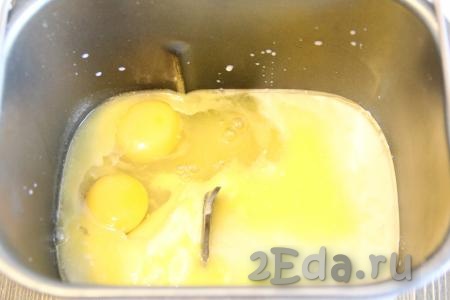 Замесить тесто для кулича можно вручную или воспользовавшись помощью хлебопечки. Для того чтобы замесить тесто в хлебопечке, нужно оставшееся тёплое молоко, ожившие дрожжи, яйца, растительное масло и растопленное не горячее сливочное масло отправить в ведёрко хлебопечки. Всыпать сахар и ванильный сахар.