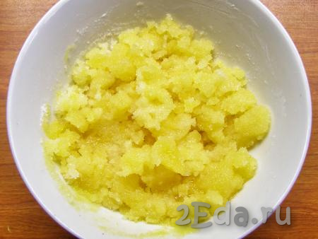 Перемешиваем желтки с сахаром и крахмалом, чтобы ингредиенты соединились (до однородности доводить необязательно).