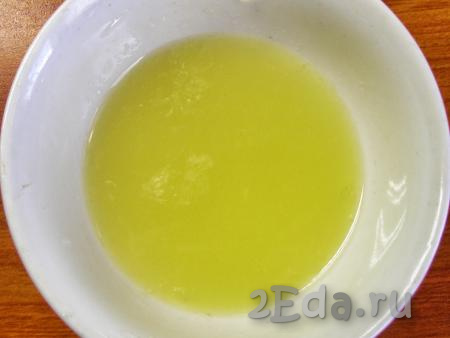 Из лимона выжимаем сок, можно его процедить через марлю, чтобы избавиться от косточек.