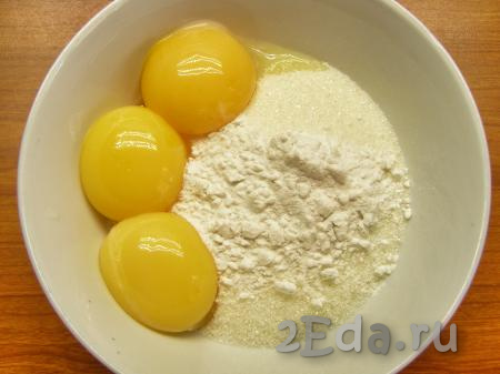 Отделяем желтки от белков. В миску пересыпаем сахар, добавляем желтки и крахмал. Белки выбрасывать не надо, их можно убрать в морозилку и позже использовать для приготовления другого блюда, например, безе.