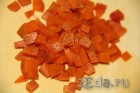 Морковь нарезать на кубики такого же размера, как нарезаны свекла и картофель.