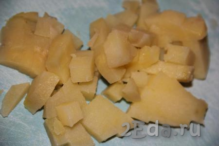 Картофель тоже нарезать на средние кубики.
