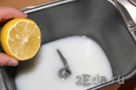 Выдавить сок лимона и добавить его в ведёрко хлебопечки.