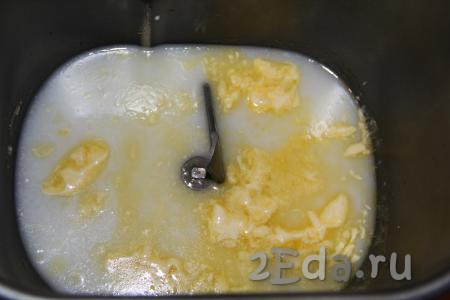 Сливочное масло размягчённое при комнатной температуре (или растопленное негорячее масло) тоже добавить в ведёрко.