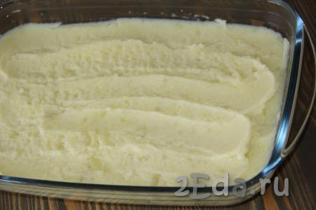 Переложить картофельное пюре в жаропрочную форму и разровнять.
