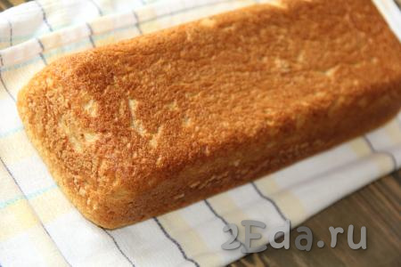 Готовый хлеб, перевернув, выложить на решётку и дать ему остыть. 
