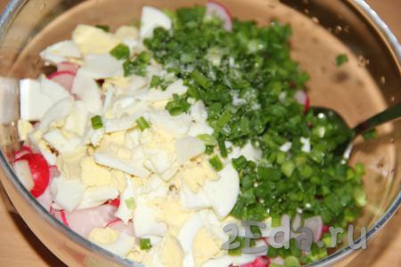 Добавить зелёный лук в салат из редиски и варёных яиц, посолить его по вкусу.