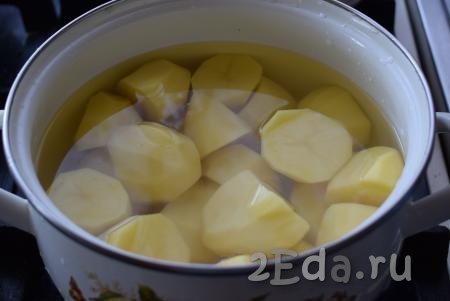Кладем подготовленную картошку в кастрюлю и заливаем водой так, чтобы вода была, примерно, на 1 см выше уровня картофеля.