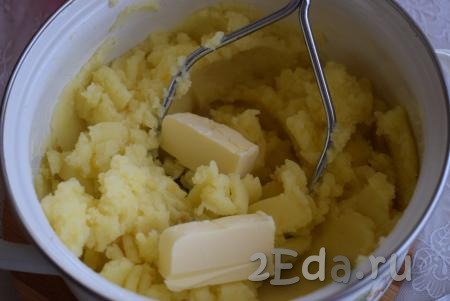 Когда картофель будет хорошо размят, можно добавлять сливочное масло.