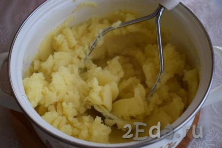 Далее начинаем толкушкой давить картофель до однородной массы.