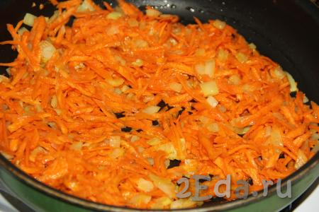 Лук и морковь почистить. Лук мелко нарезать, морковь натереть на тёрке. Обжарить лук и морковь на сковороде с добавлением растительного масла в течение 10-15 минут на среднем огне, периодически помешивая. Затем пропустить овощи через мясорубку.
