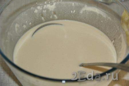 Для замешивания блинного теста добавить в молоко сырые яйца, сахар и соль, слегка перемешать венчиком, затем всыпать муку. Перемешать тесто до однородности, добавить растительное масло и оставить отдохнуть на 10 минут. Тесто получится достаточно жидким.