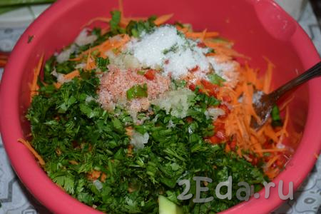 В миску к огурцам и моркови выкладываем измельчённую зелень и зелёный лук, острый перец и чеснок, солим и добавляем сахар.
