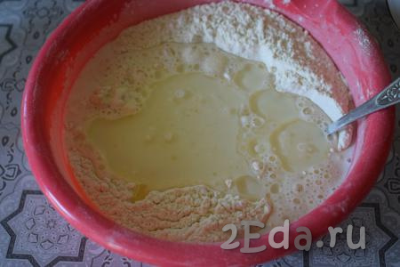 Вливаем растительное масло и начинаем замешивать дрожжевое тесто для пирожков вначале ложкой, а затем продолжаем замешивать руками. Тесто легко собирается в шар и быстро замешивается. Вымешиваем тесто до гладкости (примерно, 6-7 минут).