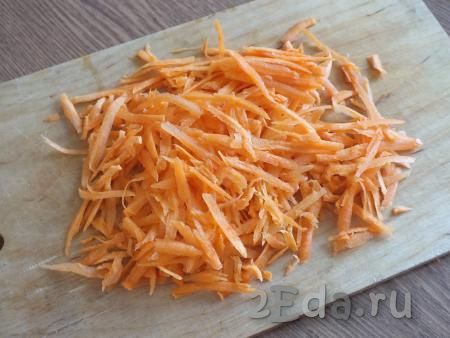 Натрите на крупной тёрке вымытую и очищенную морковку.