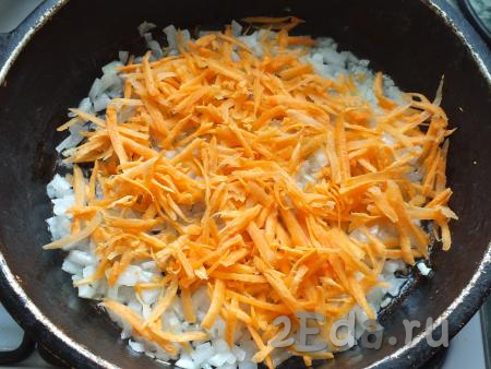 К обжаренному луку добавьте морковь и продолжайте готовить до мягкости моркови, периодически помешивая.