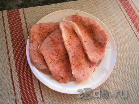 Мякоть свинины нарезать на ломтики толщиной, примерно, 1 см, у меня получилось 4 штуки. Отбить ломти мяса немного молоточком, посолить и посыпать специями. Специи к мясу выбирайте на свой вкус.