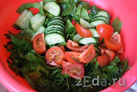 Складываем все нарезанные овощи и зелень в миску.