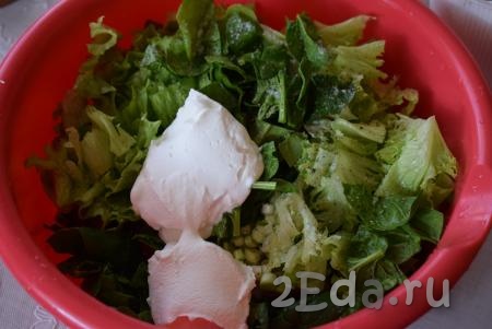 Солим и перчим по вкусу. Заправляем овощной салат с зеленью сметаной и аккуратно перемешиваем, чтобы не помять листы салата.