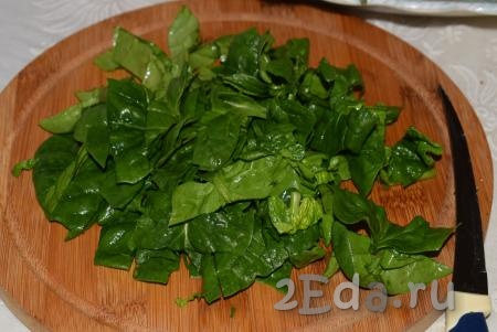 Шпинат нарезаем на крупные полосы (если нет шпината, то можете приготовить этот овощной салат и без него).