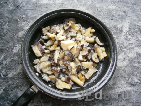 2 столовые ложки растительного масла разогреть в сковороде, выложить сливочное масло и баклажаны в муке.