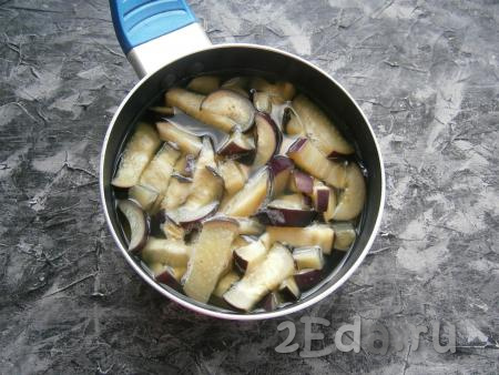 Отварить кусочки баклажанов в кипящей подсоленной воде в течение 3-4 минут, затем откинуть на дуршлаг, чтобы стекла вся лишняя жидкость.