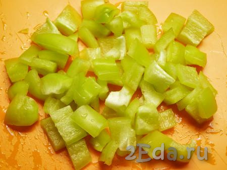 Болгарский перец очищаем от семян и тоже режем на небольшие кубики.