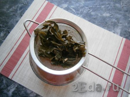 Через ситечко (или марлю) процедить чай в 1,5-литровую банку.