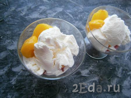И сверху - ванильное мороженое. Оставшиеся половинки персиков разрезать на 2-3 части и выложить их сбоку десерта.