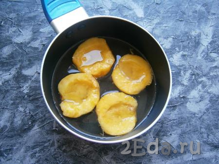Довести сироп до кипения, выложить в него половинки персиков. Проварить их на слабом огне 2-3 минуты. Оставить персики в сиропе до полного остывания, затем уже без сиропа поместить их в холодильник.