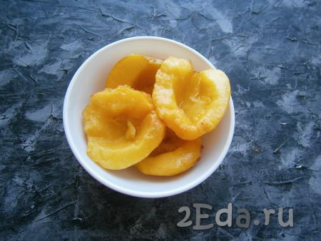 Персики залить кипятком на 2-3 минуты, затем опустить в холодную воду, после чего они легко очистятся от кожицы. Разделить персики на 2 половинки, удалить косточки.