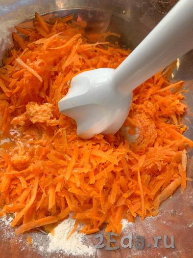 К яйцам и муке добавляем морковь и пробиваем получившуюся массу погружным блендером. Взбивать сильно не надо, только до состояния однородного теста. По консистенции тесто должно быть не жидким, но и не густым, оно должно легко переливаться в форму.