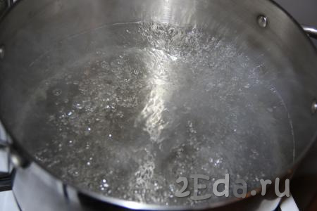 Когда сироп в кастрюле закипит, дать ему провариться 3 минуты (все кристаллики сахара должны раствориться в воде).