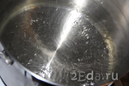 В кастрюле соединить сахар и воду. Поставить на огонь и довести сироп до кипения. Проварить сироп минуты 3 (за это время кристаллы сахара должны полностью раствориться).