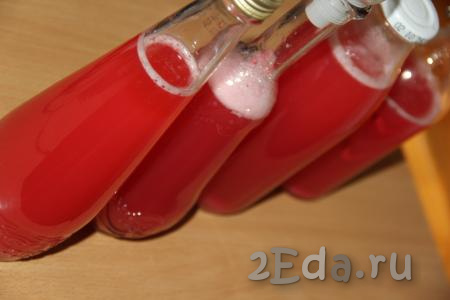 Процедить квас из красной смородины, разлить по бутылкам, закрыть крышками и поставить на пару часов в холодильник (чтобы напиток охладился). 