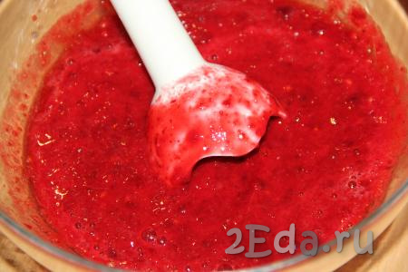 С помощью погружного блендера пюрировать размороженную (или свежую) красную смородину.