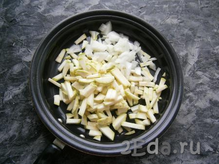 Если у кабачков тоненькая шкурка, её можно не срезать. Нарезать кабачки на небольшие брусочки и вместе с одной мелко нарезанной луковицей выложить в сковороду, влить растительное масло.
