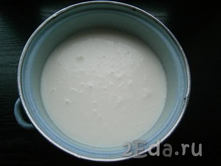 Молоко влить в кастрюлю, оно должно быть комнатной температуры, добавить соль по вкусу.