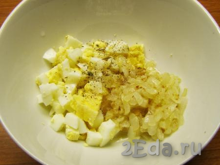 Смешиваем нарезанные варёные яйца с обжаренным луком, по вкусу можно добавить буквально щепотку обычной (или адыгейской) соли, перемешиваем и начинка для зраз готова.