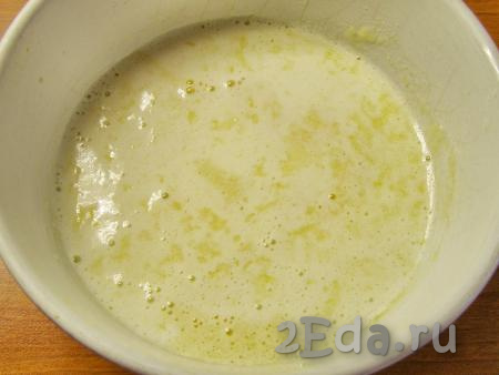 Добавляем в яично-сахарную массу 2-3 столовые ложки нагретой молочной смеси и хорошо перемешиваем, пока сахар не растворится.