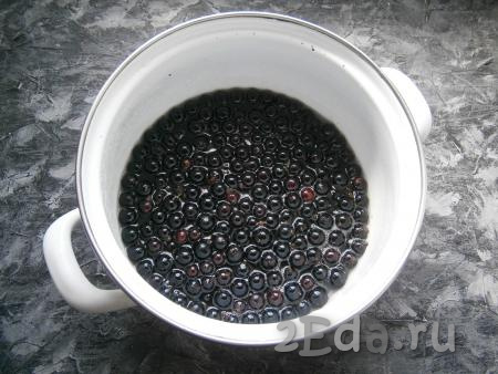Проварить сироп 2-3 минуты (до растворения сахара), добавить ягоды чёрной смородины, дать закипеть.