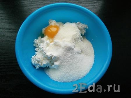 В творог добавить сырое яйцо, всыпать сахар и манную крупу, добавить ванилин.