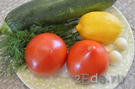 Подготовить все овощи и зелень для приготовления салата с помидорами и жареными кабачками.