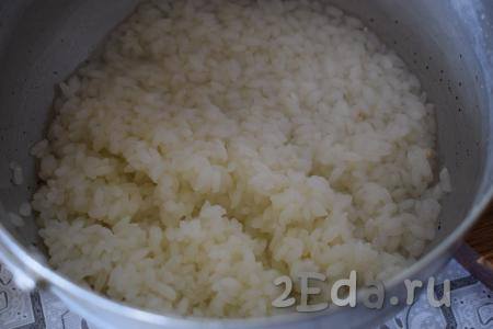 Отвариваем рис, для этого отмеряем рис ложкой, тщательно промываем его, заливаем холодной водой и варим рис до готовности (минут 15-20 с момента закипания), подсаливаем по вкусу. Когда рис сварится, лишнюю воду сливаем. А сам рис промываем под холодной водой.
