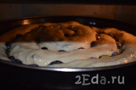 Подошедший пирог отправляем в разогретую духовку и выпекаем при температуре 180 градусов 35-40 минут.
