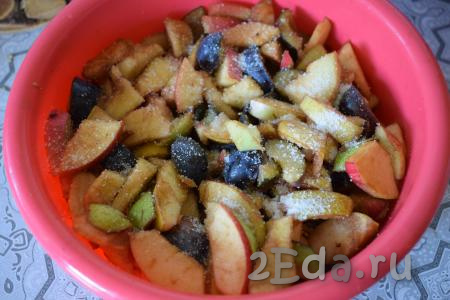 Достаём нарезанные яблоки и сливы из холодильника, добавляем сахар и ванильный сахар, перемешиваем и наша начинка для пирога готова.