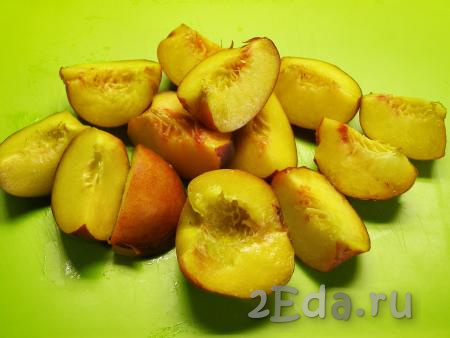 Персики хорошо моем тёплой водой, разрезаем на 2 или 4 части, вынимаем косточку. Без косточки должен получиться, примерно, 1 килограмм персиков.